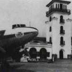 Torre de Control del Aeropuerto La Sabana y DC-3 de TACA.