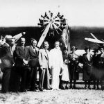 Grupo en el Aeropuerto La Lindora, frente a un avión Trimotor Ford