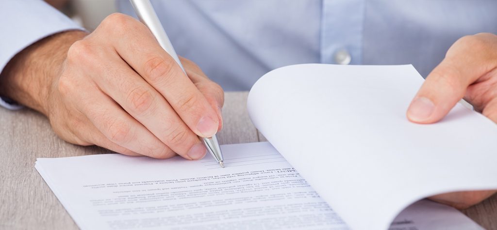 hombre revisando papeles, trámitesy servicios